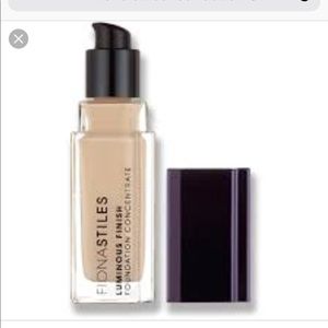 FionaStiles Luminous Finish Foundation In 01